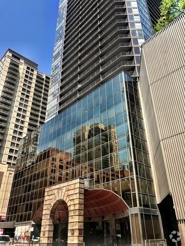 Building Photo - 10 E Ontario St Unit 2504 Rental