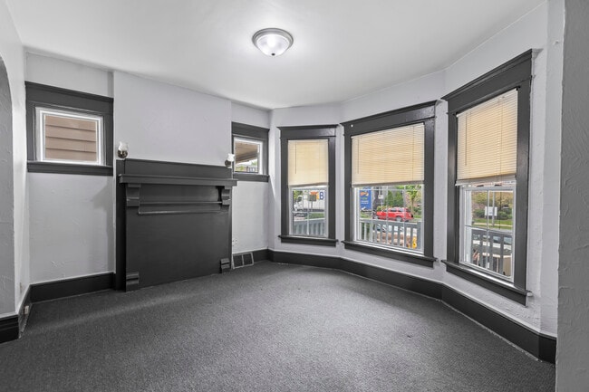 living room - 2514 N Oakland Ave Unit 2514