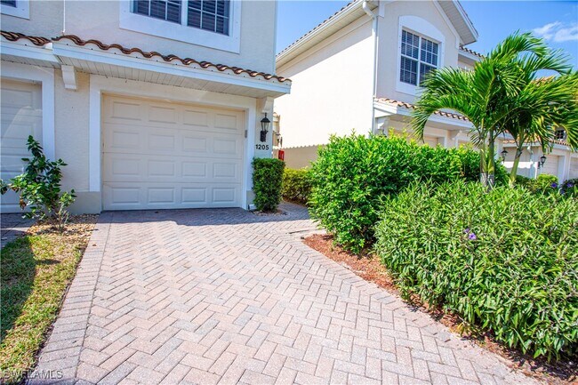 Photo - 1295 Henley St Unidad 1205