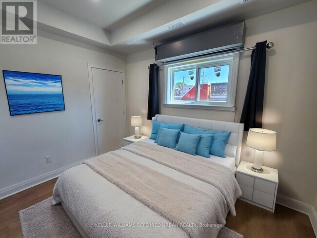 Photo - 998 Bloor St W