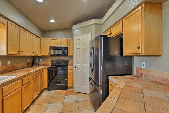 Photo - 2598 Rainbow Ave N