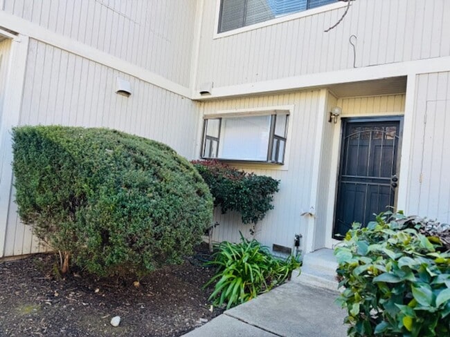 Building Photo - 2 BR 1.5 BA townhome in Walnut Creek-move-in ready!