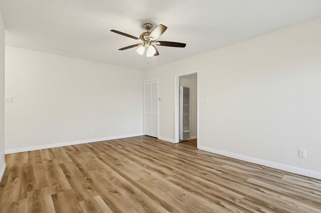 Photo - 537 E Hyde Park Blvd Unit 105