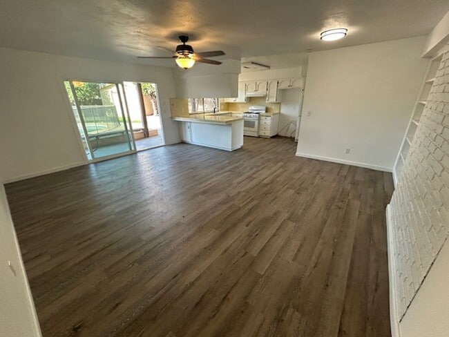 Photo - 3 bedroom 2 bathroom with pool!