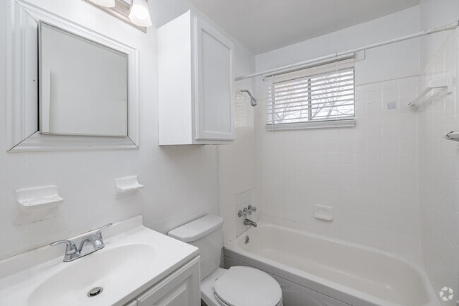 2BR, 2BA - 750SF - Bathroom