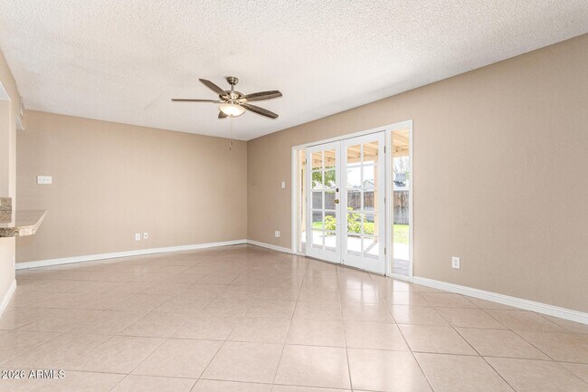 Photo - 1049 E Carter Dr