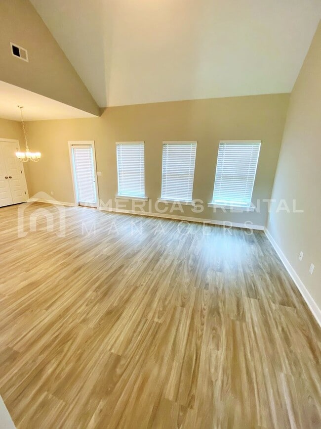 Photo - 105 Ballington Wy