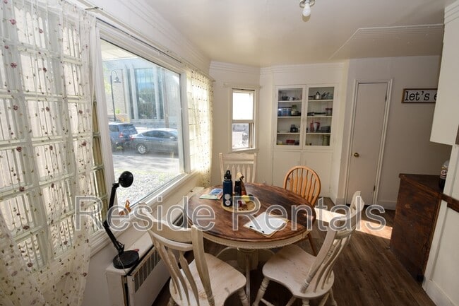 Photo - 686 Darwin Ave