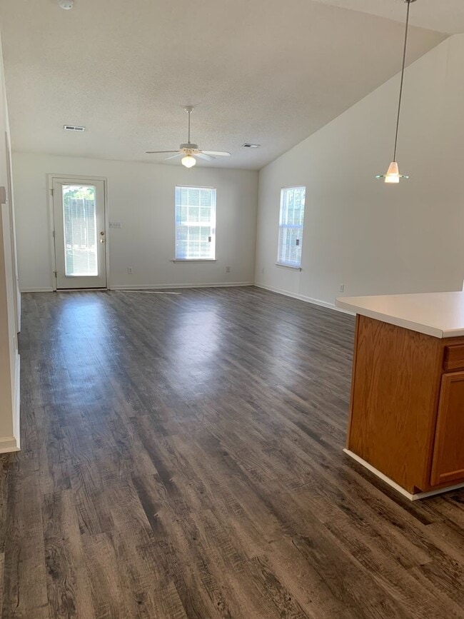 Building Photo - 1480SF 3BR 2BA