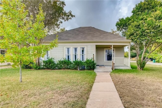 Photo - 1319 Davis St