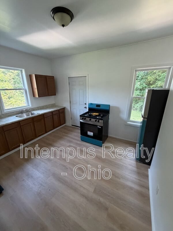 Photo - 550 W Myrtle Ave