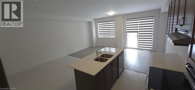 Photo - 925 Douro St