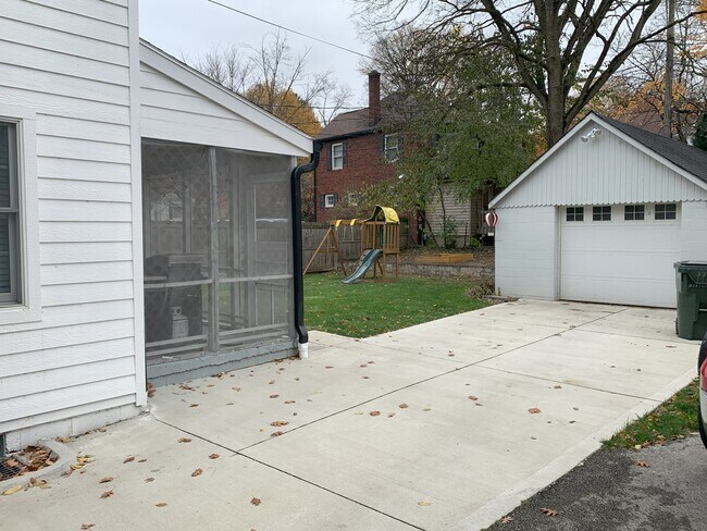 Nice Rear Yard - 3726 Olentangy Blvd