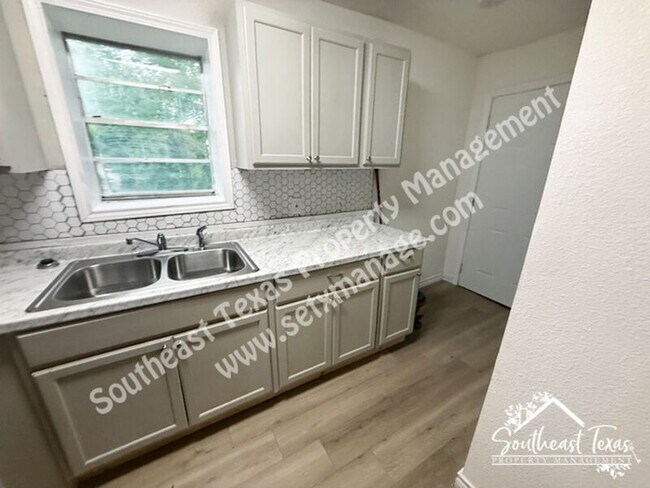 Photo - 908 Stilwell Blvd