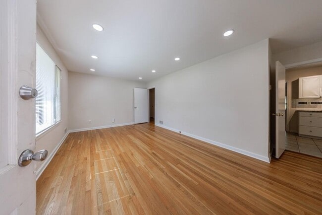 Photo - 1238 Lindenwood Ln NE