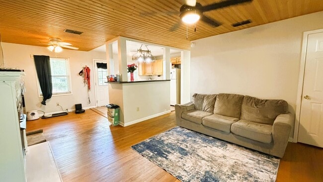 Photo - 1626 Mayhew St