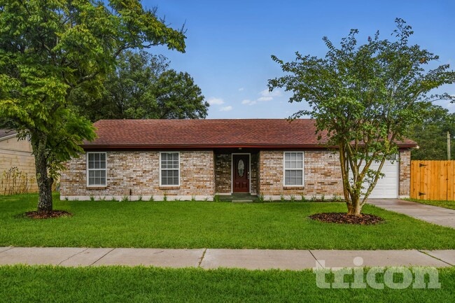 Building Photo - 2663 Kenwood Dr E