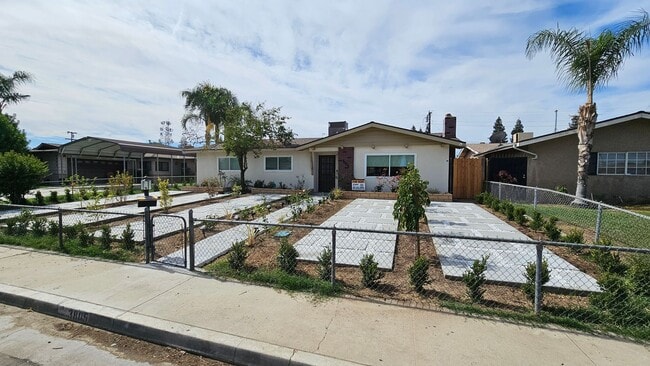 Building Photo - 3 Bd 2 BA Central Bakersfield Rental
