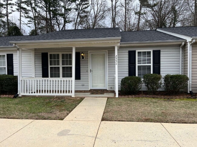 Building Photo - "Charming 2-Bed, 2-Bath Retreat in High Point's Peaceful Ambassador Court!"