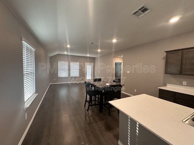 Photo - 2530 Russell St