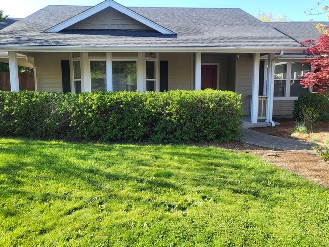 Photo - 3 bed 2 bathHome for Rent in Grants Pass