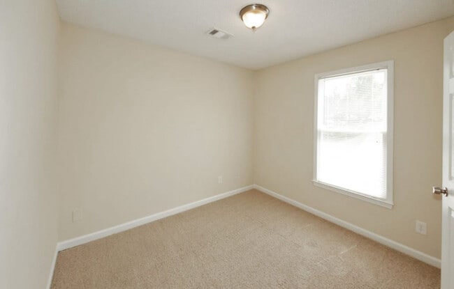 Photo - 709 Taylor Ct NE