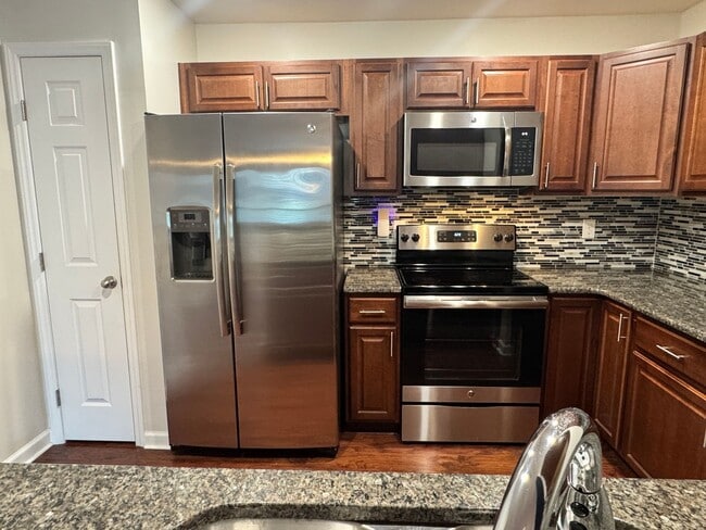 Building Photo - Beautiful, Well Maintained and Conveninetly located First Floor Condo