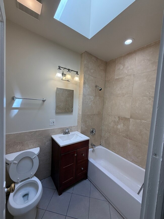 Photo - 1742 W Estes Ave Unidad 211