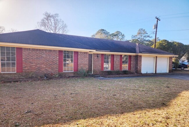 Building Photo - 3 Bedroom, 2 Bath Southside home on a larg...