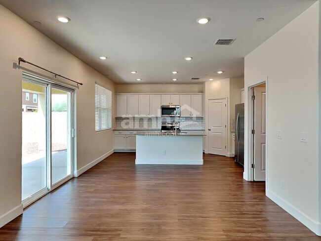 Photo - 5915 W Larkspur Dr