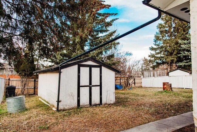 Photo - 9836-9881 AvenueKey 32