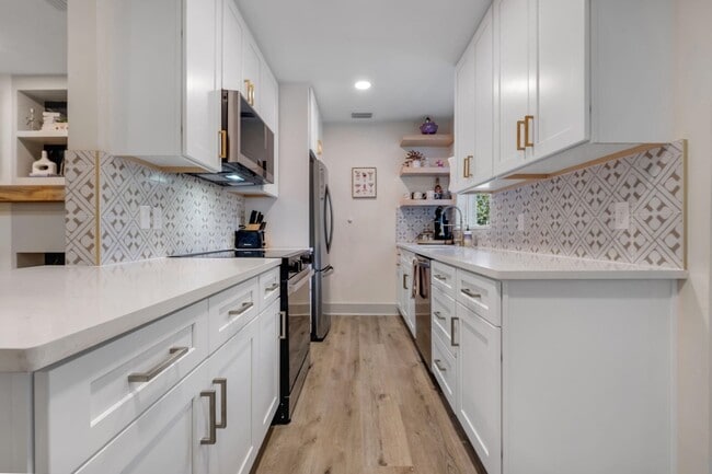 Photo - 2412 Surrey St