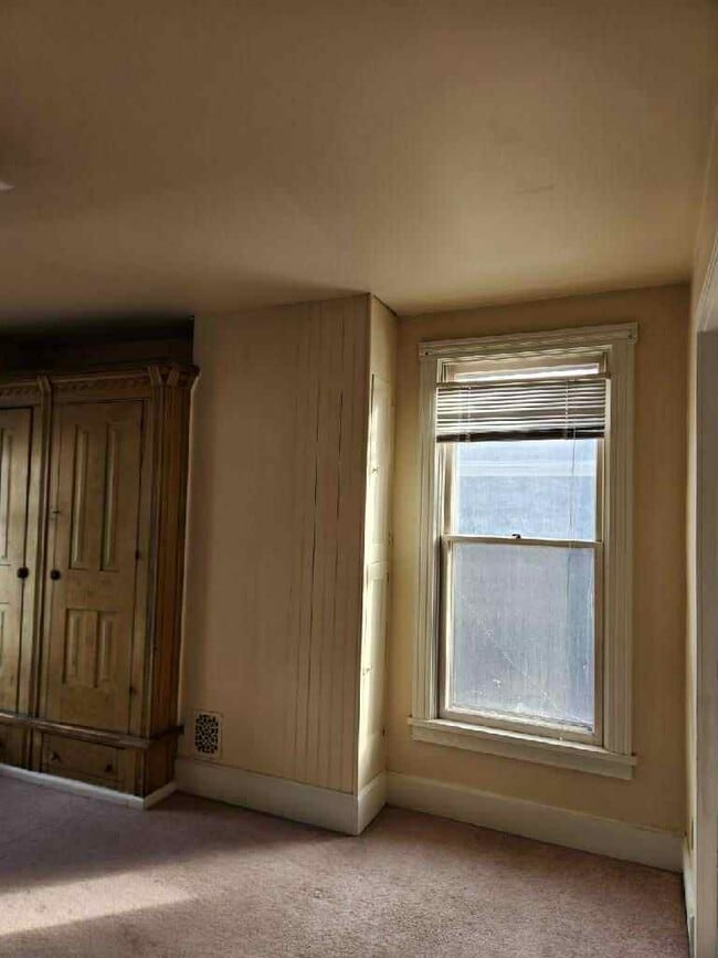 Living room with Built in Armoire - 1318 N Main St Apartamentos Unidad 2