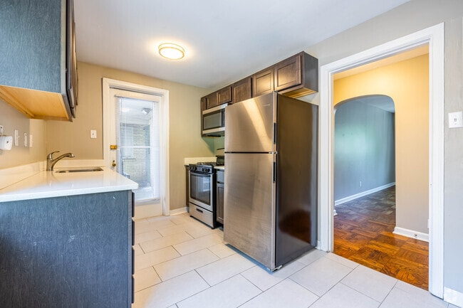 1BR, 1BA - 700SF - Kitchen