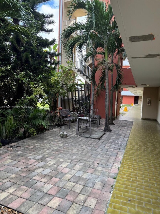 Photo - 1700 NE 191st St Unidad 511