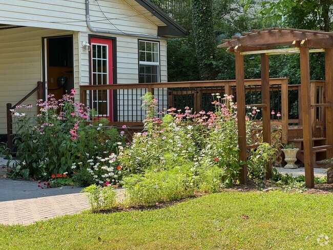 Building Photo - Historic Shiloh - One Level, Three Bedroom... Rental
