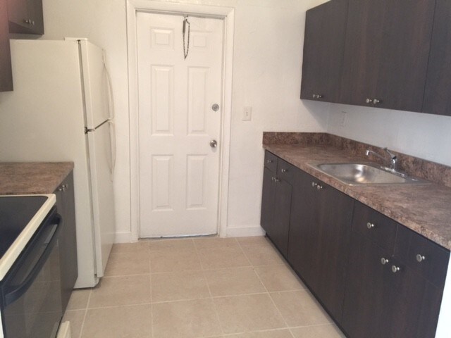 GABINETES DE COCINA CON ENCIMERAS DE GRANITO Y ELECTRODOMÉSTICOS DE BAJO CONSUMO - Edge Apartments