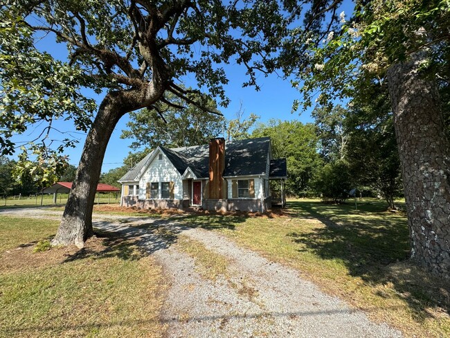 Adorable 2 bedroom farmhouse - Adorable 2 bedroom farmhouse