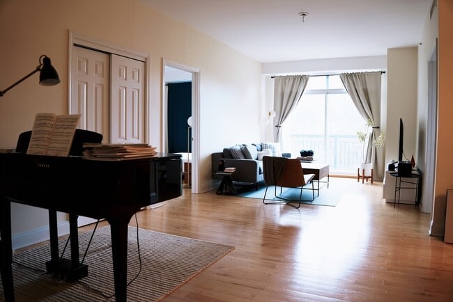 Building Photo - 110 Cypress St Unit 307