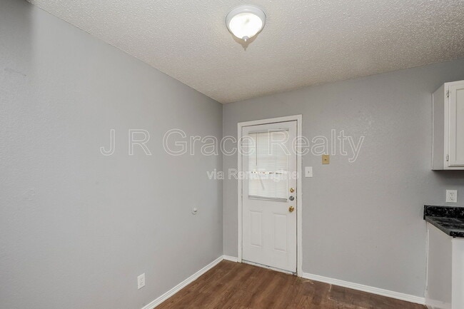 Photo - 5933 Shadydell Dr