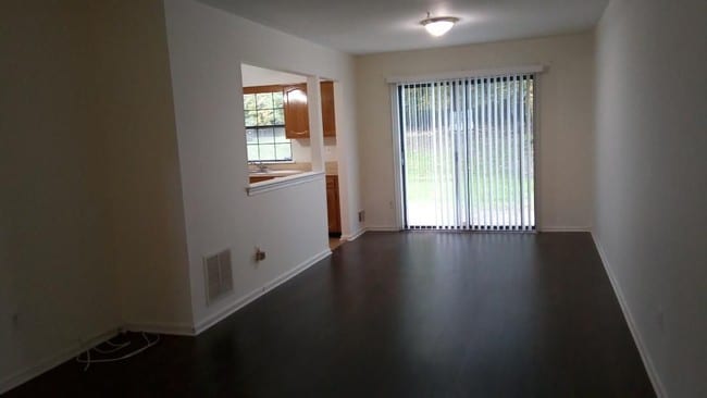 Living room - 1302 Timber Oaks Rd