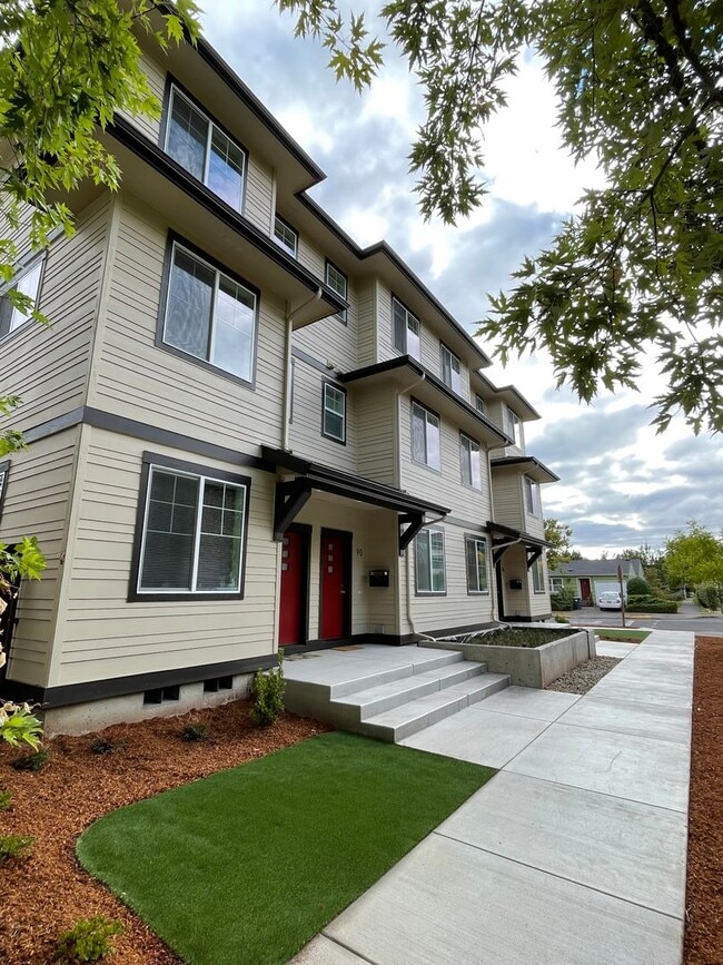 Photo - NEW 4 Bedroom / 4.5 Bath Duplex. A/C in every bedroom