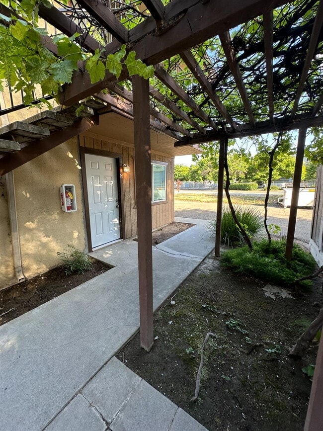 Building Photo - 1069 Cherry Ln