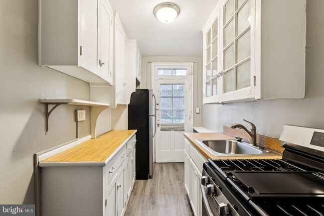 Building Photo - 2031 Locust St Unit 504