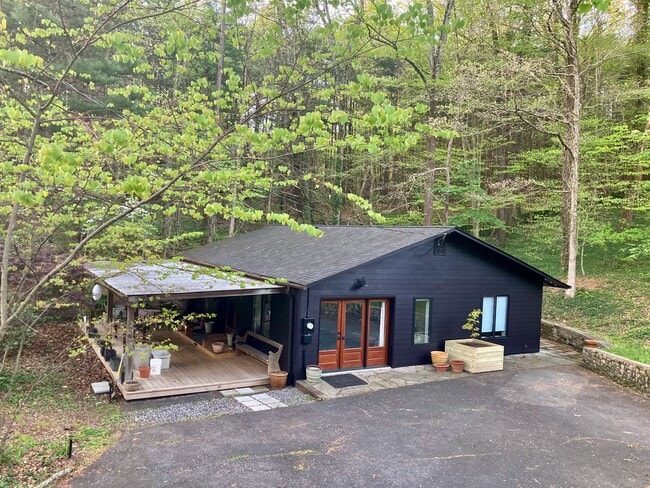 Building Photo - 385 Beaverdam Rd Unit Woodland Snctuary
