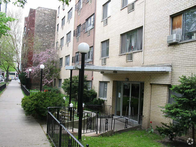 Building Photo - 2828 N Cambridge Ave Unit 527