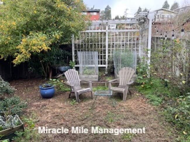 Building Photo - almonte Unit LOWER