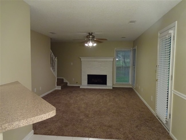 Photo - 285 Thornbush Ln