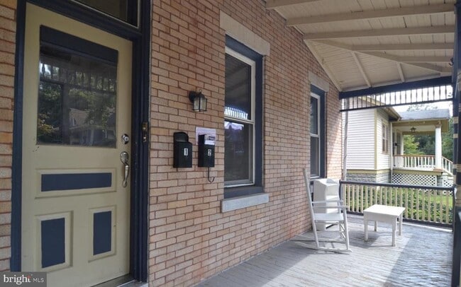 17 W Summit Ave