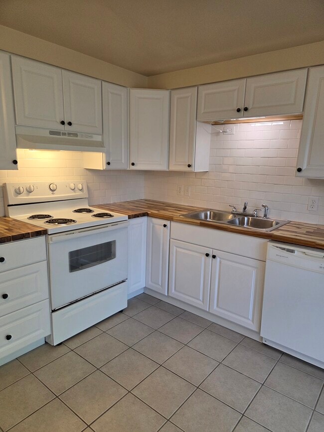 Photo - 496 Mercer Rd